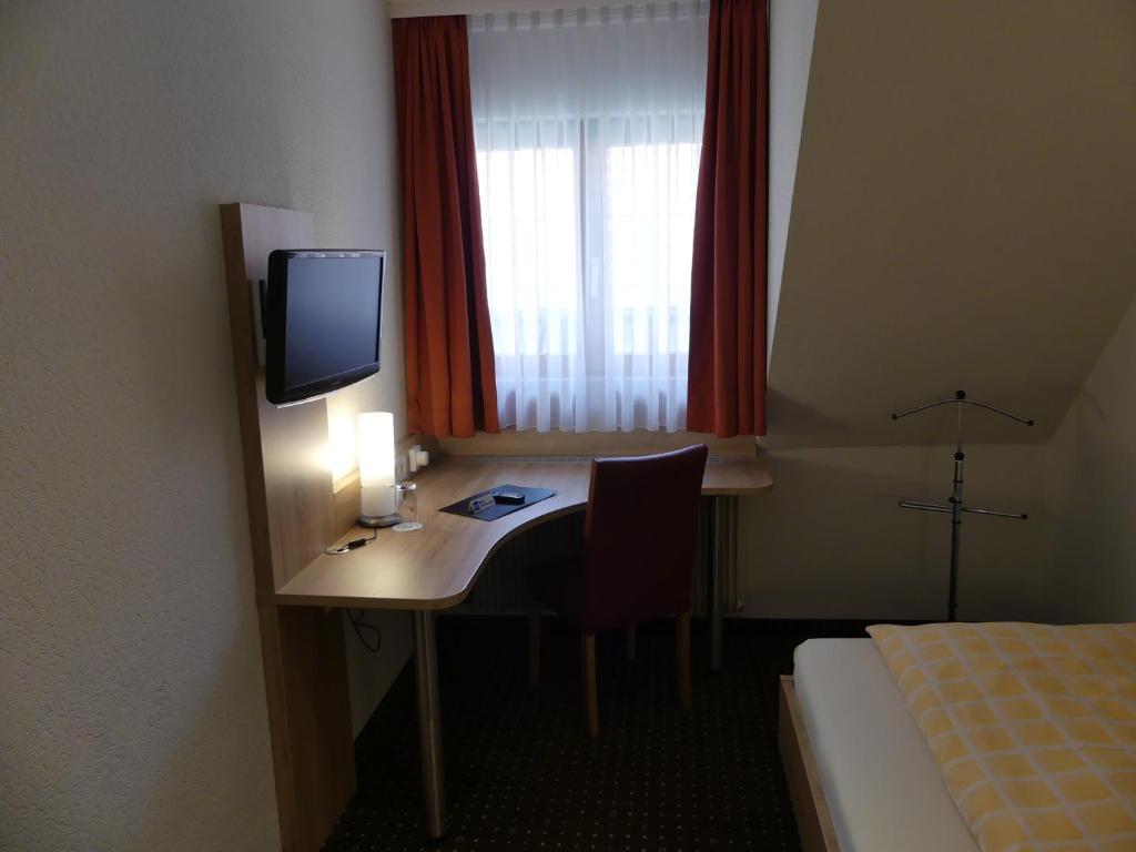 Postel nebo postele na pokoji v ubytování Hotel KRONE Garni