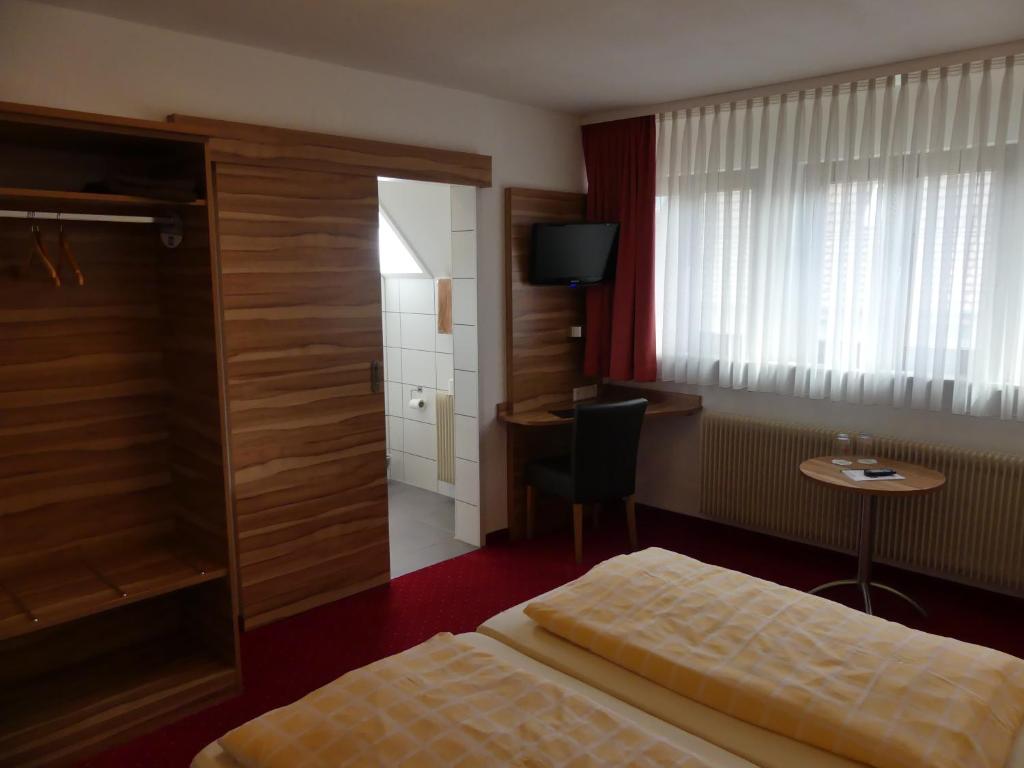 Postel nebo postele na pokoji v ubytování Hotel KRONE Garni
