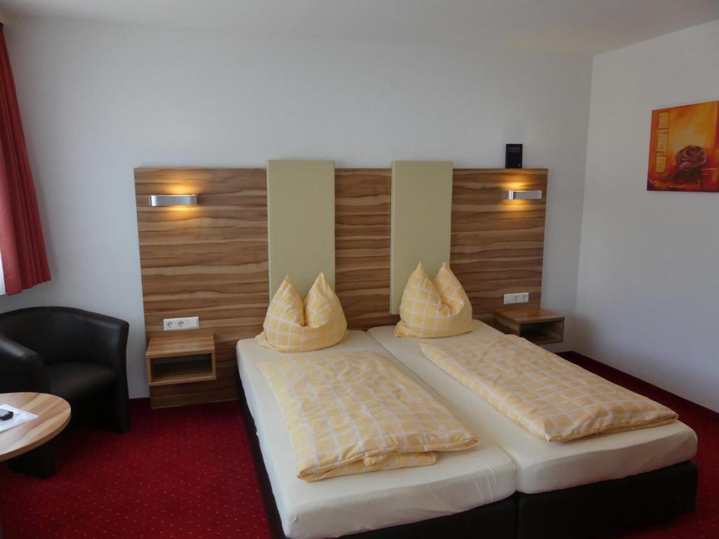 Postel nebo postele na pokoji v ubytování Hotel KRONE Garni