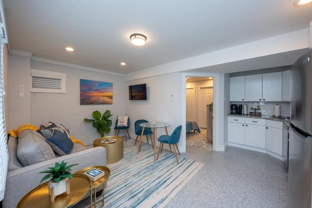 ein Wohnzimmer mit Couch und Tisch in der Unterkunft Brand New Ground Floor near Downtown Ocean City in Ocean City
