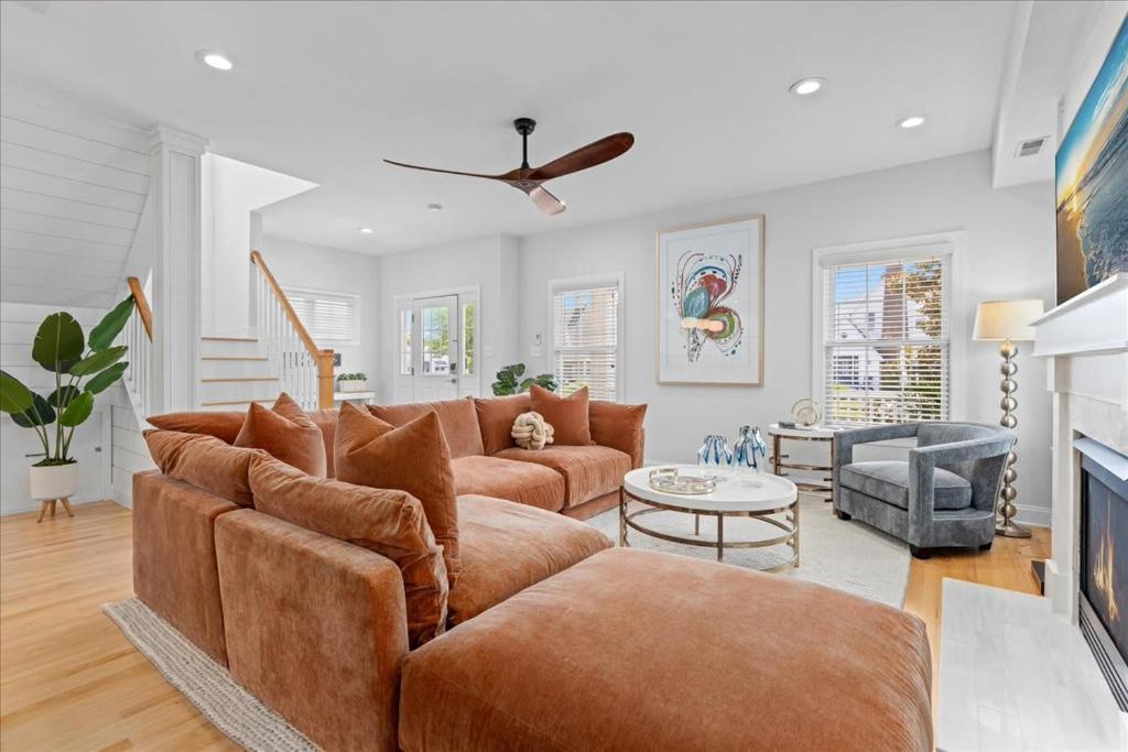 Luxurious OC Single Family Home with Hot Tub في أوشن سيتي: غرفة معيشة مع أريكة ومدفأة