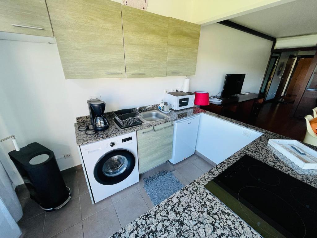 Köök või kööginurk majutusasutuses Coral suite vue sur mer