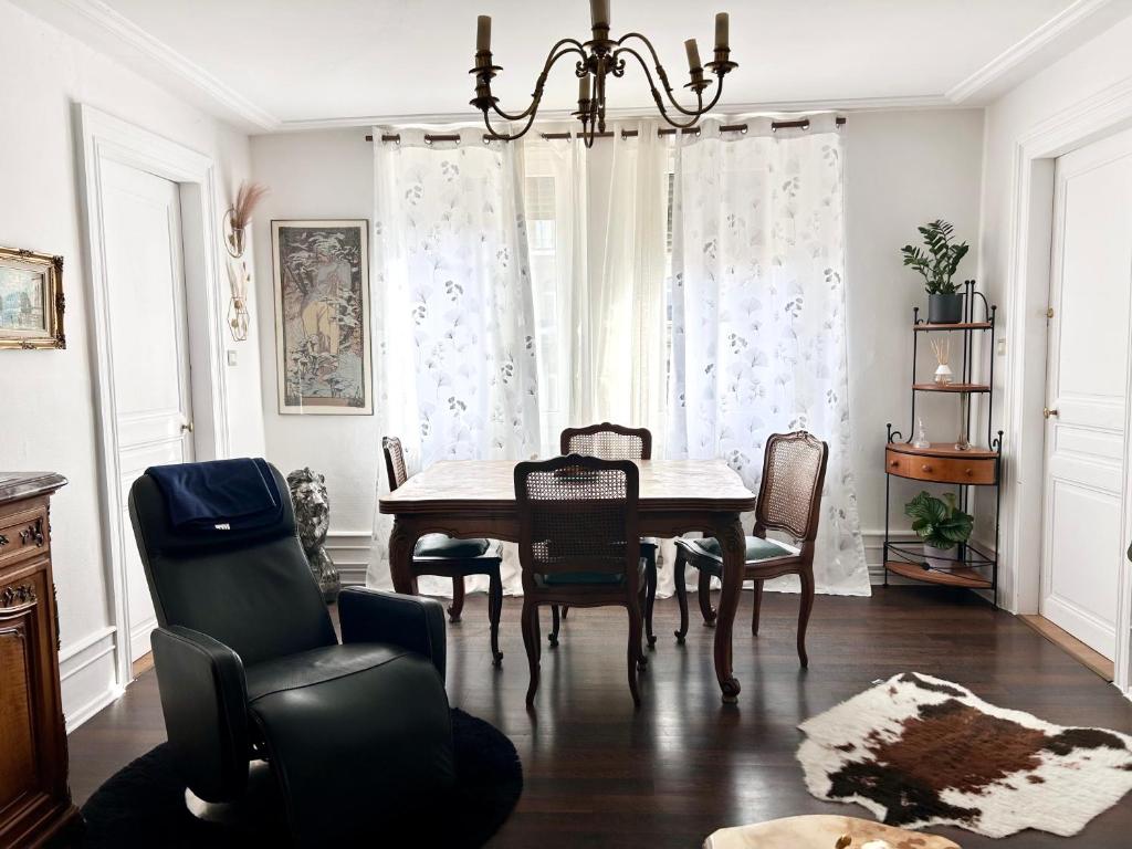 une salle à manger avec une table et des chaises dans l'établissement Superbe appartement en plein centre ville, à Strasbourg
