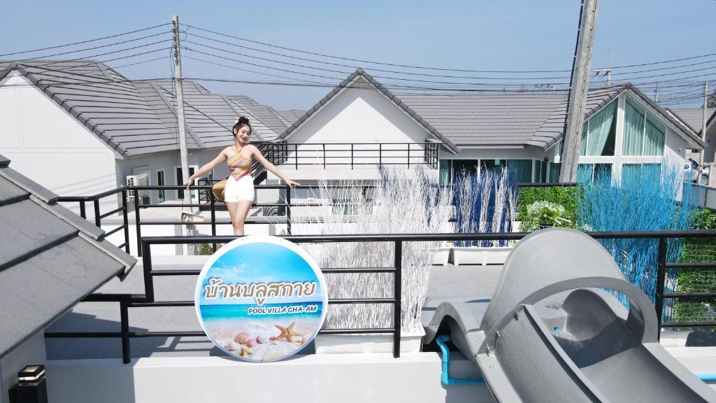 Balkón nebo terasa v ubytování บ้านบลูสกาย POOL VILLA Cha-am