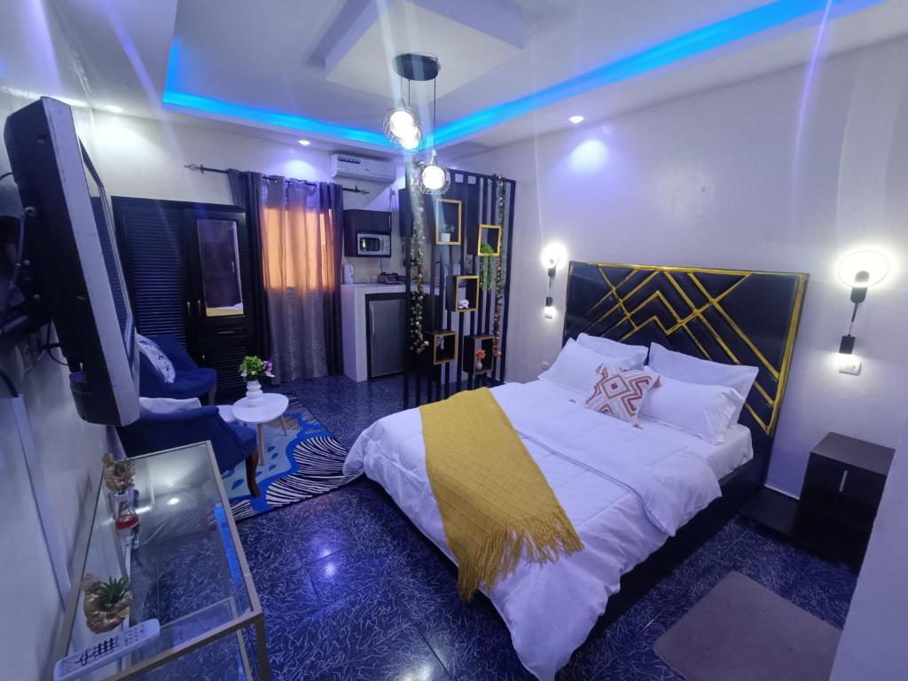 a bedroom with a bed and a tv in a room at Charmant logement plage Yoff Dakar in Yof