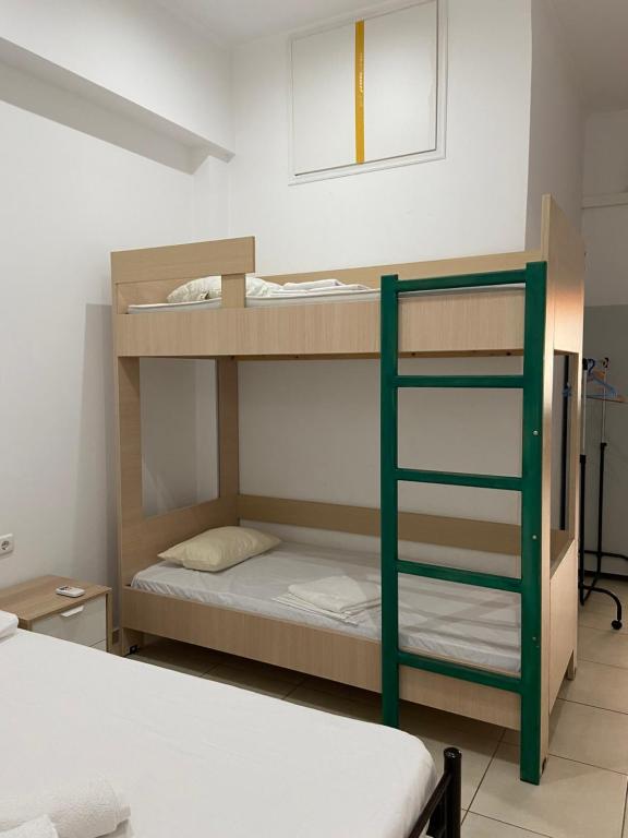 Postel nebo postele na pokoji v ubytování Sisifou Hostel