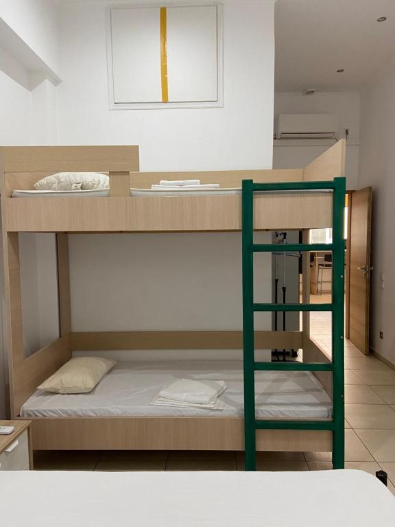 Postel nebo postele na pokoji v ubytování Sisifou Hostel
