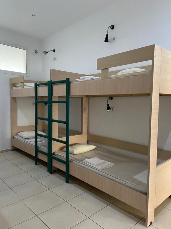 Palanda nebo palandy na pokoji v ubytování Sisifou Hostel