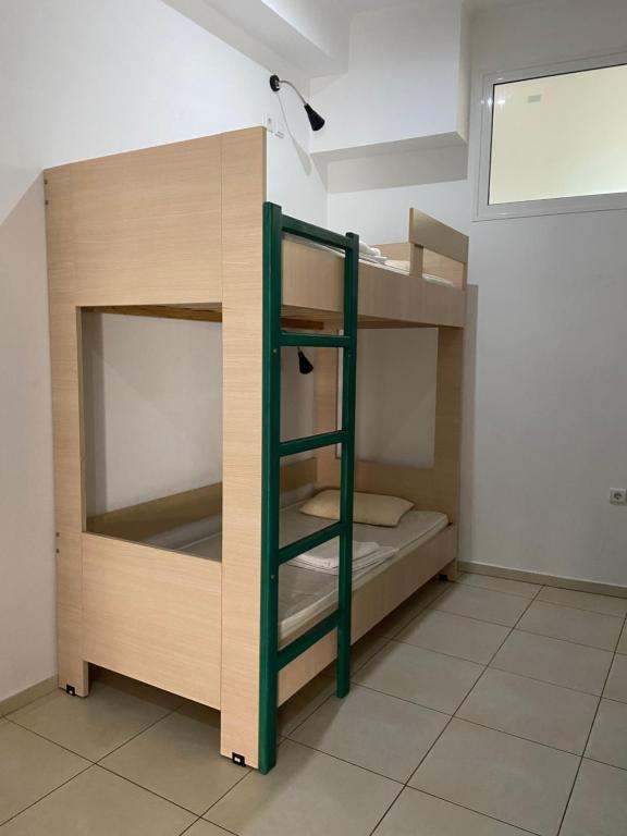 Palanda nebo palandy na pokoji v ubytování Sisifou Hostel