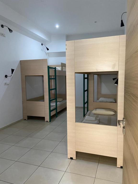 Postel nebo postele na pokoji v ubytování Sisifou Hostel