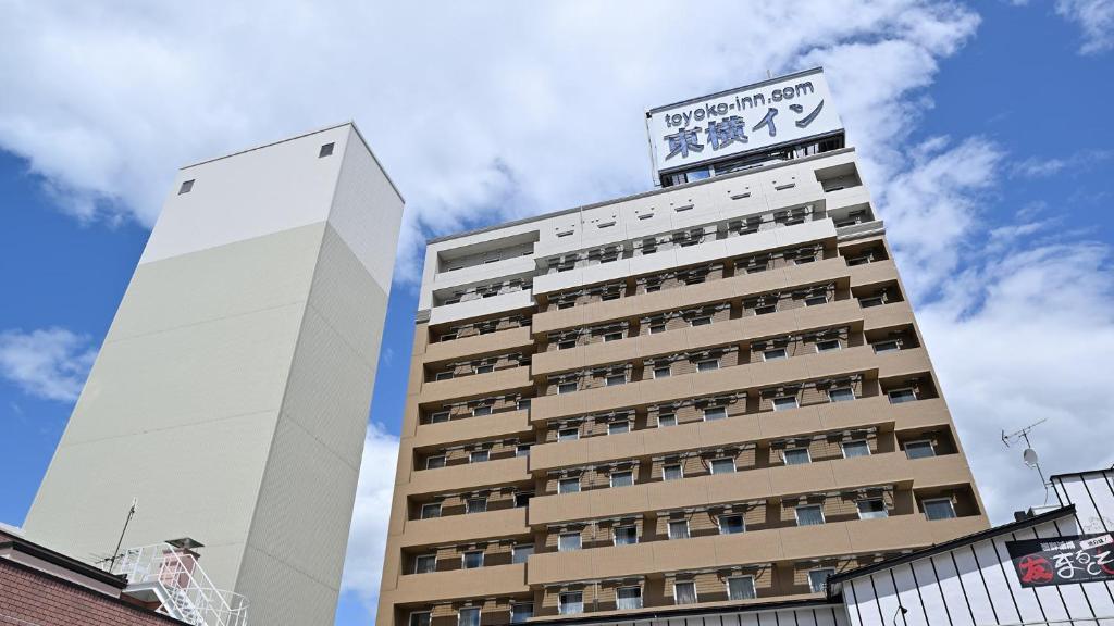 釧路市にある東横INN釧路十字街の上に看板がある高い建物