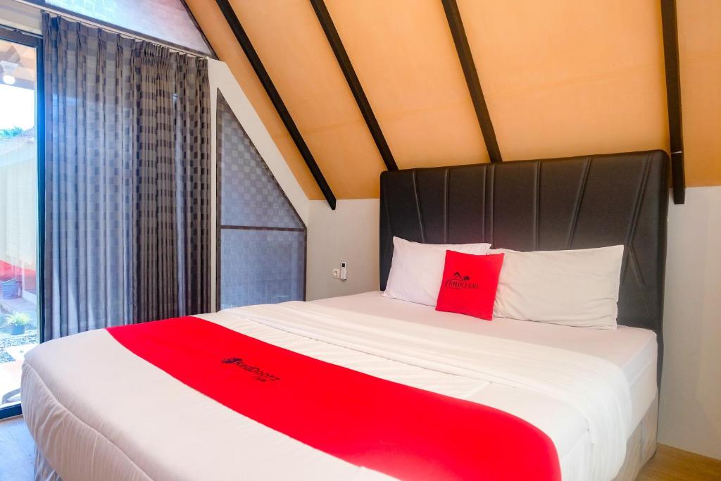Ένα ή περισσότερα κρεβάτια σε δωμάτιο στο RedDoorz at Pondok Palma Villa
