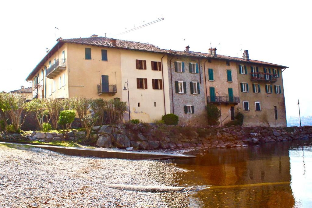 Foto dalla galleria di Riva Bianca Castle Holiday Home a Lierna
