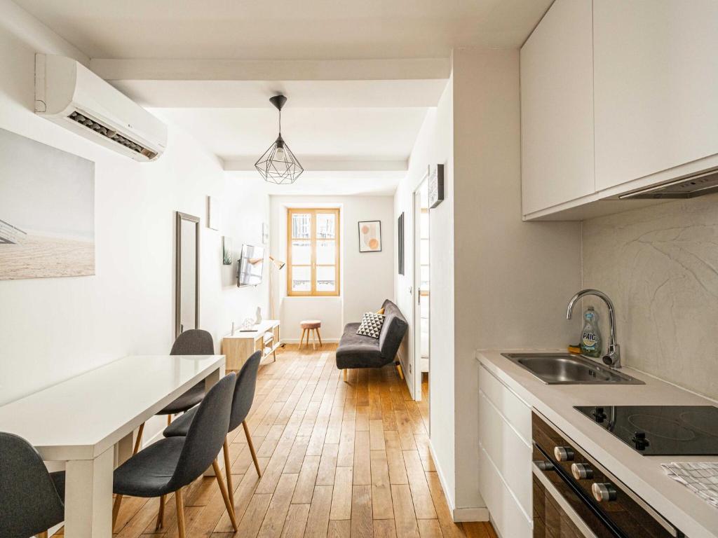 une cuisine et un salon avec une table et des chaises dans l'établissement Cozy One bedroom apartment - Suquet Cannes, à Cannes