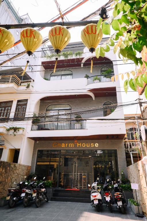 eine Gruppe von Motorrädern, die vor einem Gebäude geparkt sind in der Unterkunft Charm House Hue in Hue