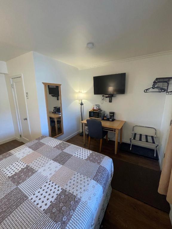 Televízia a/alebo spoločenská miestnosť v ubytovaní Sunset Motel