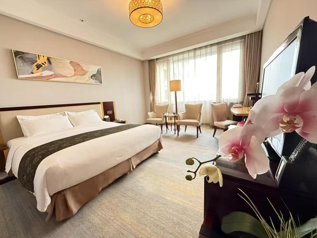 Postel nebo postele na pokoji v ubytování Tianjin Saixiang Hotel
