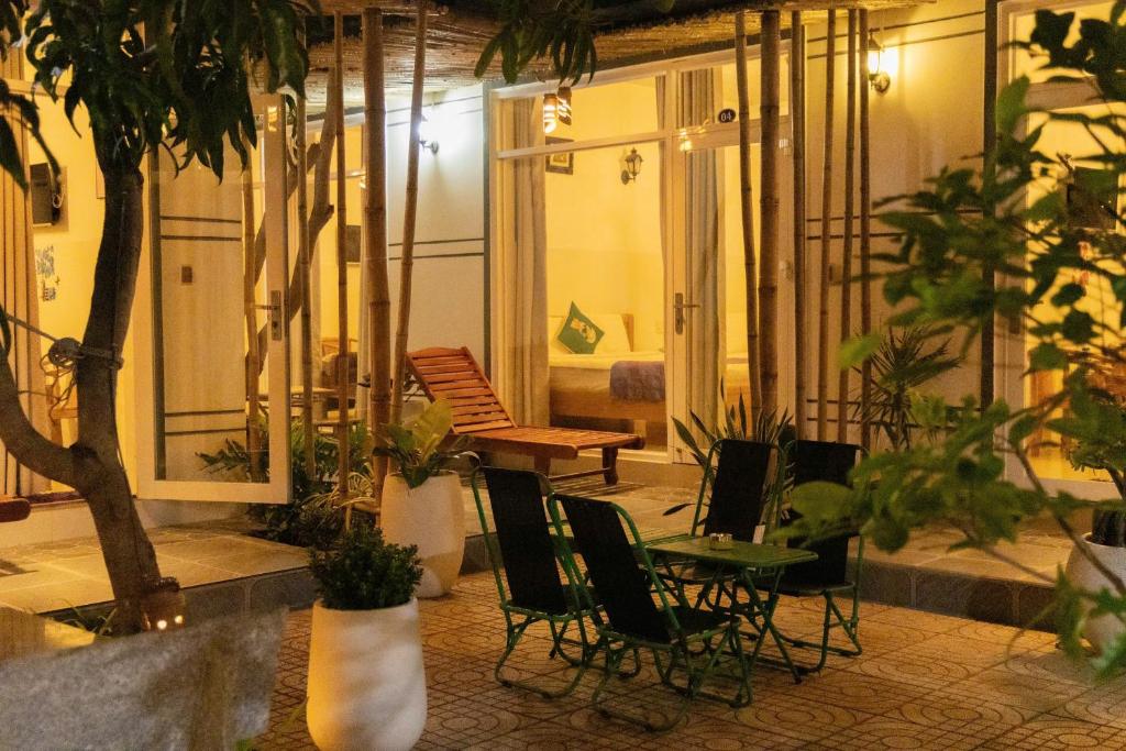Khu vực ghế ngồi tại BinhYen Homestay