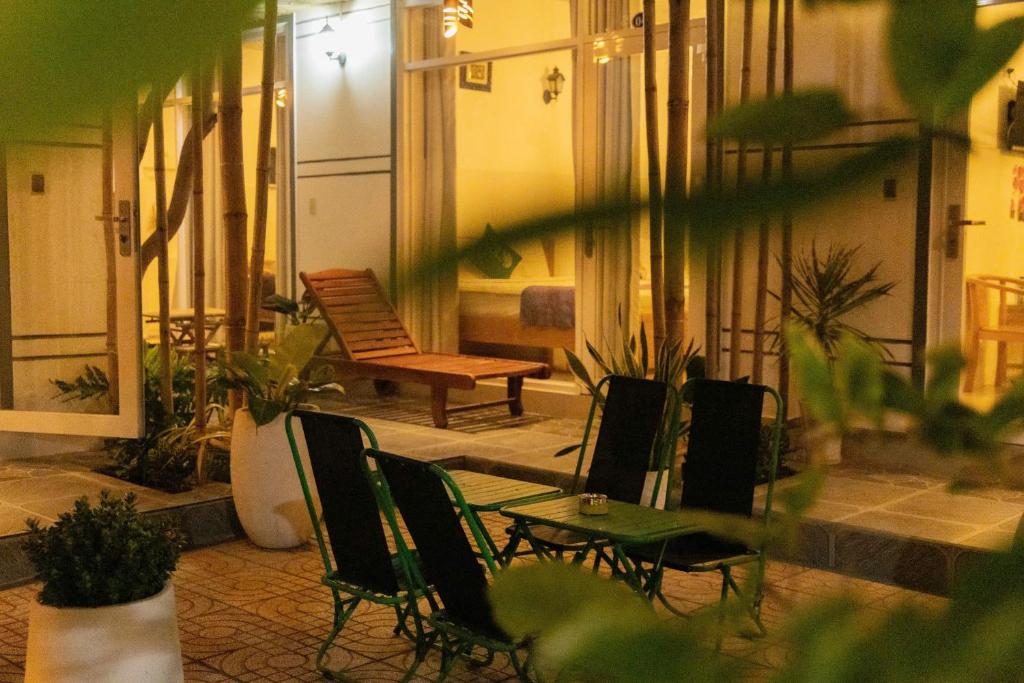 Khu vực ghế ngồi tại BinhYen Homestay