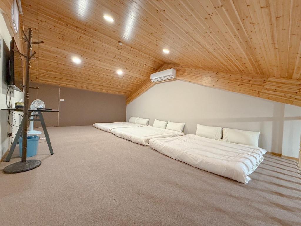 Postel nebo postele na pokoji v ubytování Tamshui Homestay