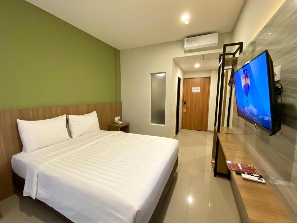 TV a/nebo společenská místnost v ubytování Front One Hotel Gombong