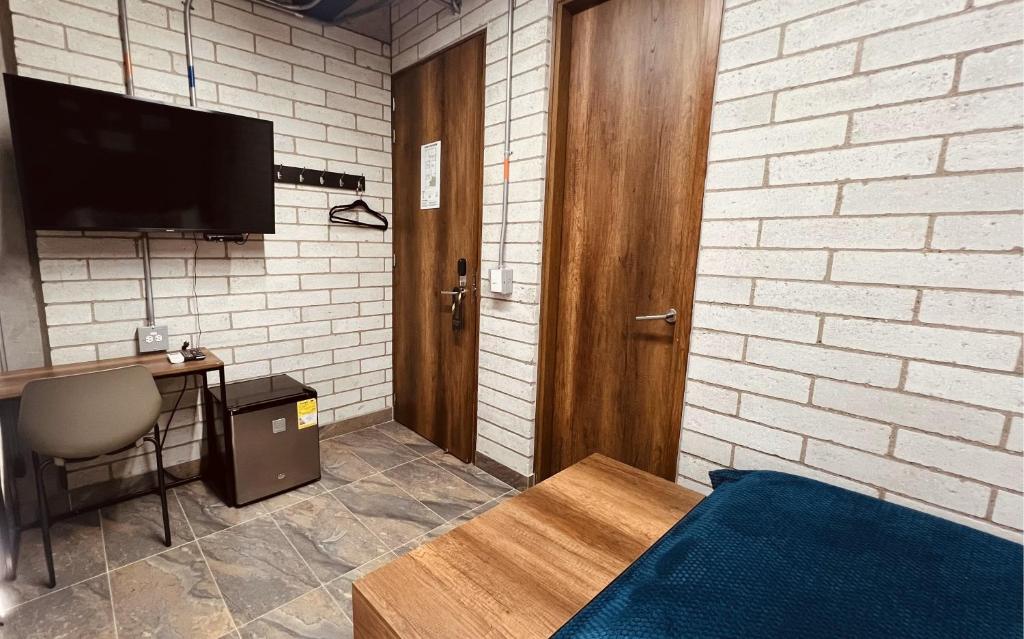 TV a/nebo společenská místnost v ubytování Manila Hotel Boutique