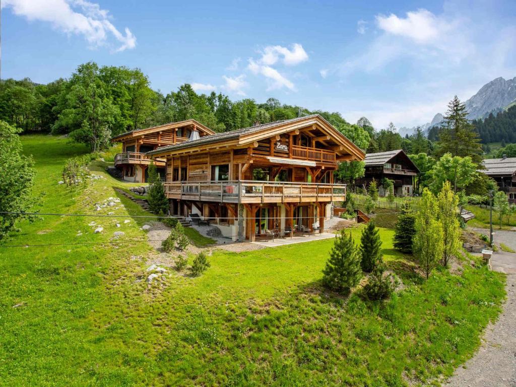 - une vue sur le plafond d'une grande maison en bois dans l'établissement Chalet 5* pour 12 avec piscine, spa, sauna et hammam à La Clusaz - FR-1-304-307, à La Clusaz