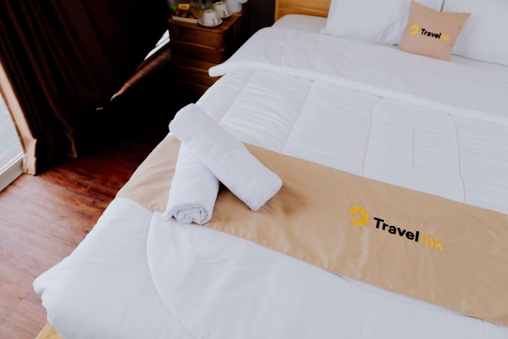 Postel nebo postele na pokoji v ubytování Dieng Khatulistiwa By Travelink