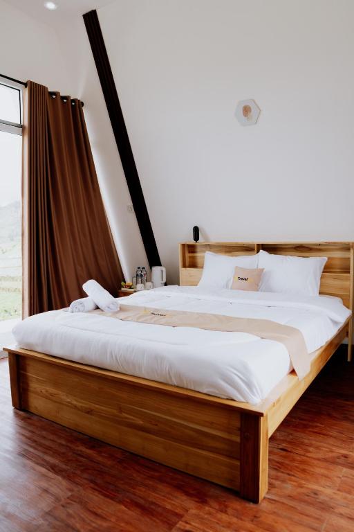 Postel nebo postele na pokoji v ubytování Dieng Khatulistiwa By Travelink