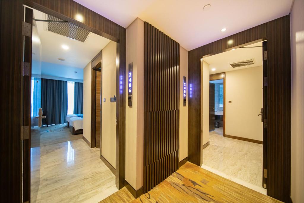 Adjoining Room - Including 01 Premier Twin room & 01 Executive Room