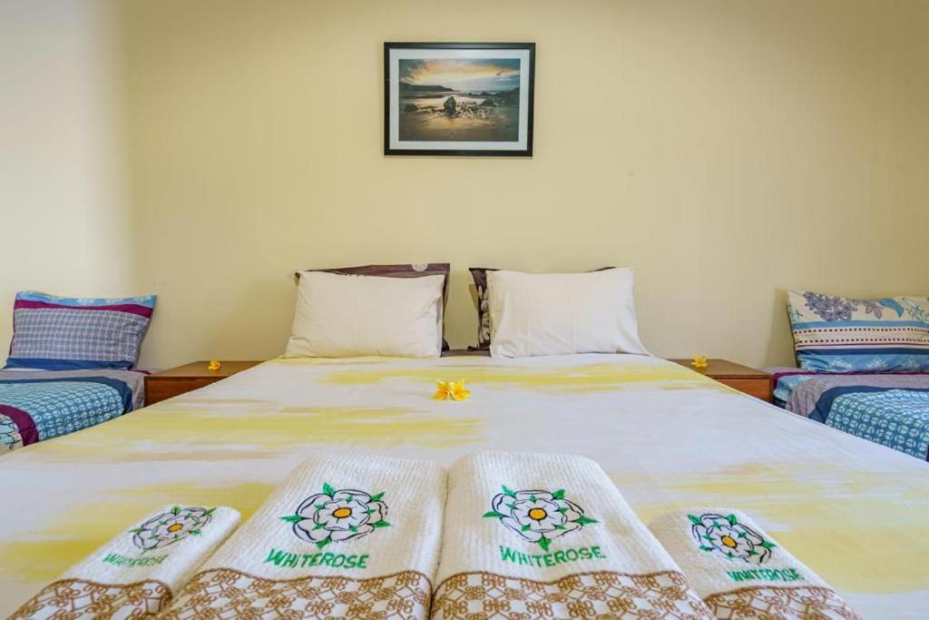 Postel nebo postele na pokoji v ubytování Whiterose Guesthouse