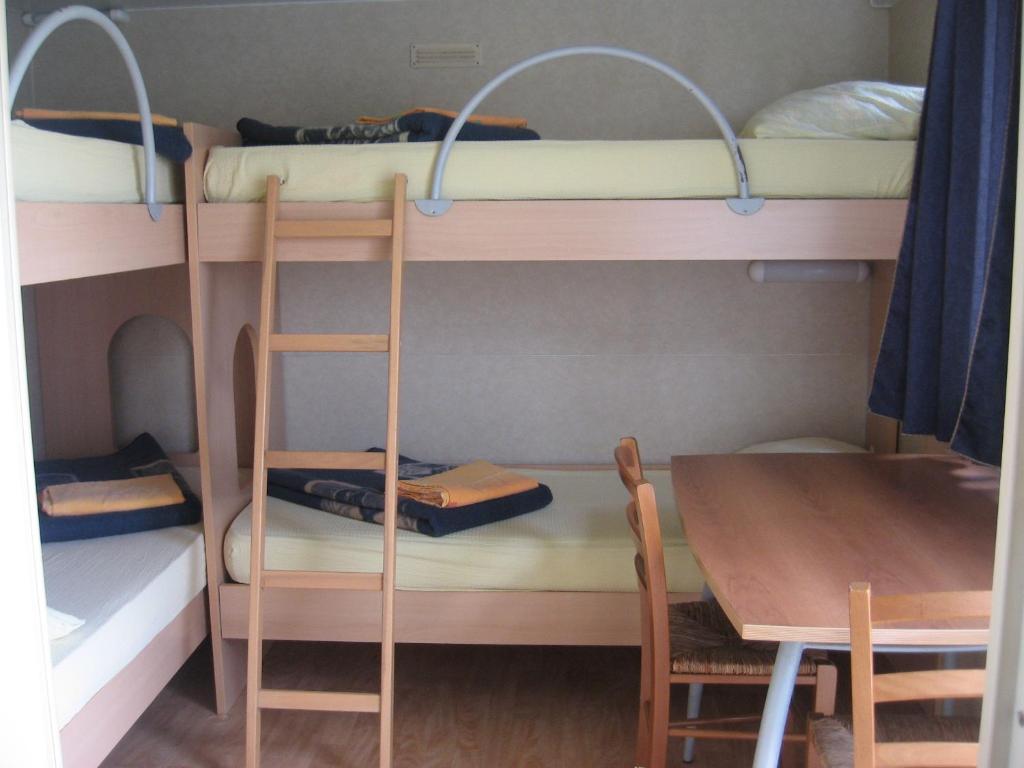 Palanda nebo palandy na pokoji v ubytování HI Hostel Pula