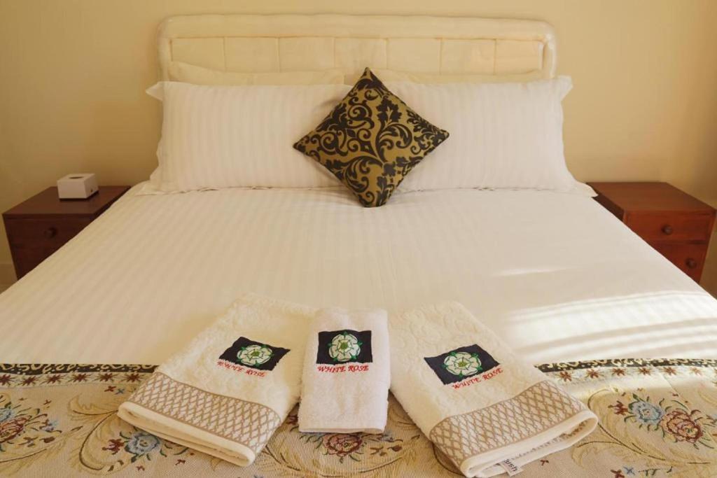 Postel nebo postele na pokoji v ubytování Whiterose Guesthouse