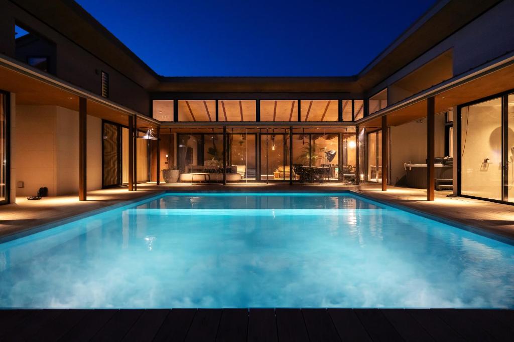 an indoor swimming pool in a house at SEA-LIFE TSURIGASAKI Heated Pool & Sauna & Jacuzzi Chiba Ichinomiya Rental Villa in Ichinomiya