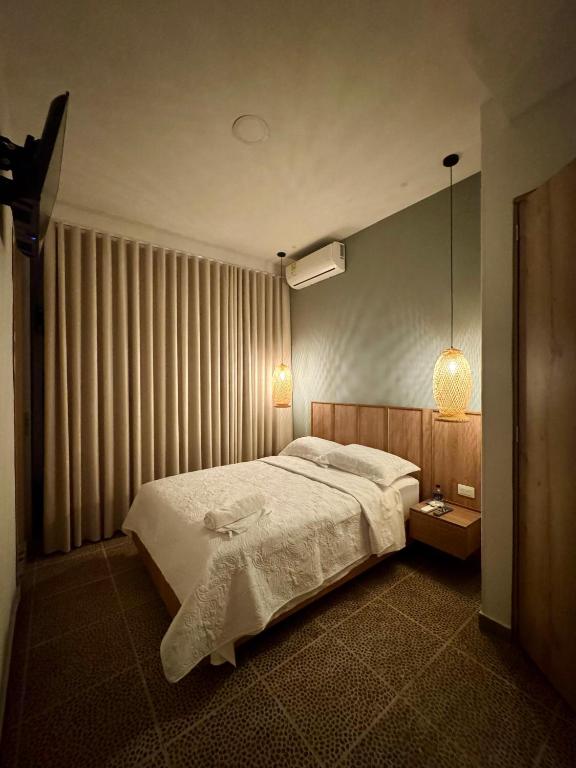 Postel nebo postele na pokoji v ubytování Treeloft Home