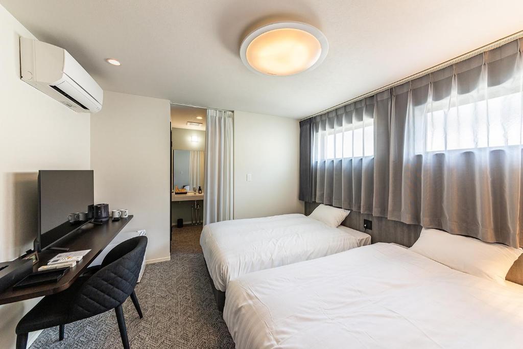 Giường trong phòng chung tại Wonders Hotel