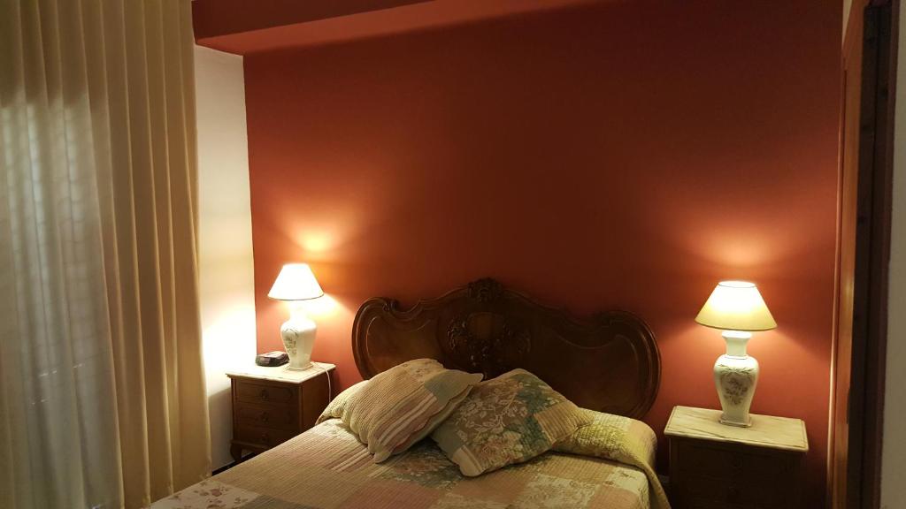 una camera con un letto con due lampade su due tavoli di Hostal Residencia Catalina a Palamós