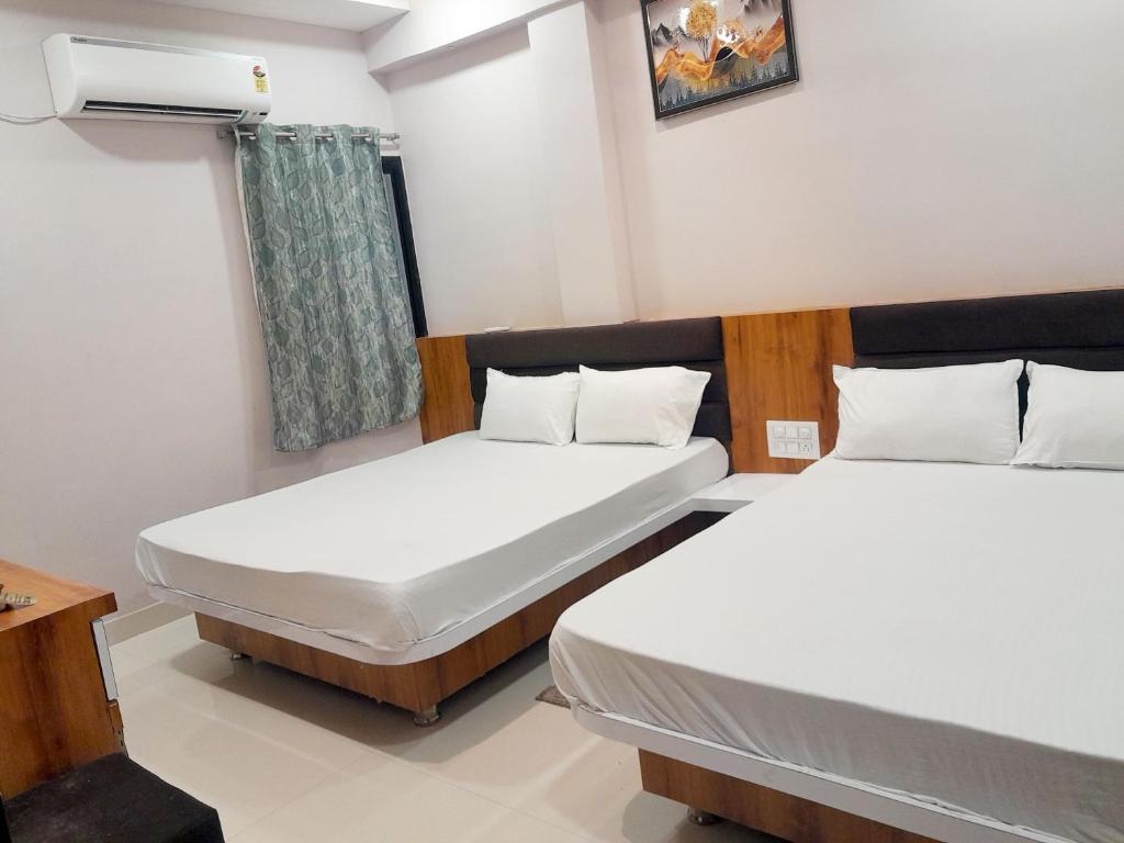 Postel nebo postele na pokoji v ubytování Hotel Mahadev Kripa