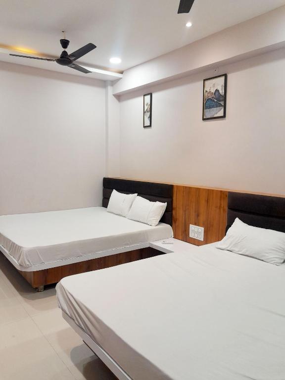 Postel nebo postele na pokoji v ubytování Hotel Mahadev Kripa