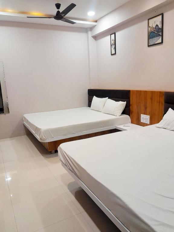Postel nebo postele na pokoji v ubytování Hotel Mahadev Kripa