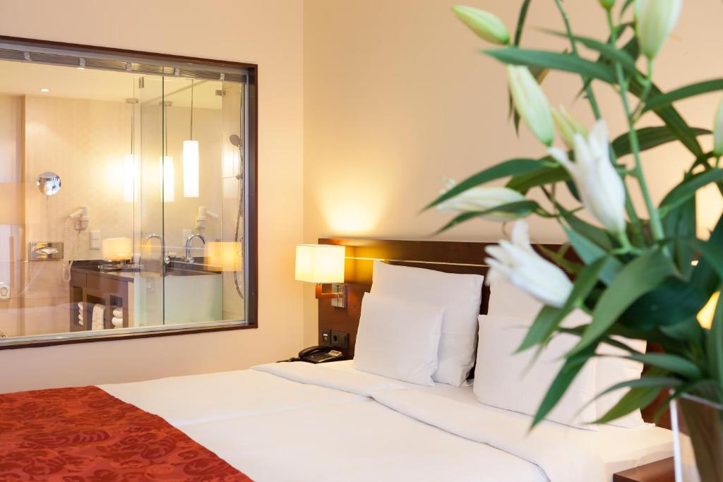 Ein Bett oder Betten in einem Zimmer der Unterkunft Hotel Vier Jahreszeiten Starnberg