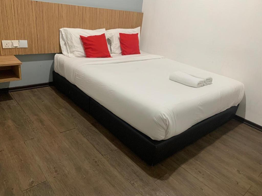 Postel nebo postele na pokoji v ubytování Rg Hotel Ayer Hitam