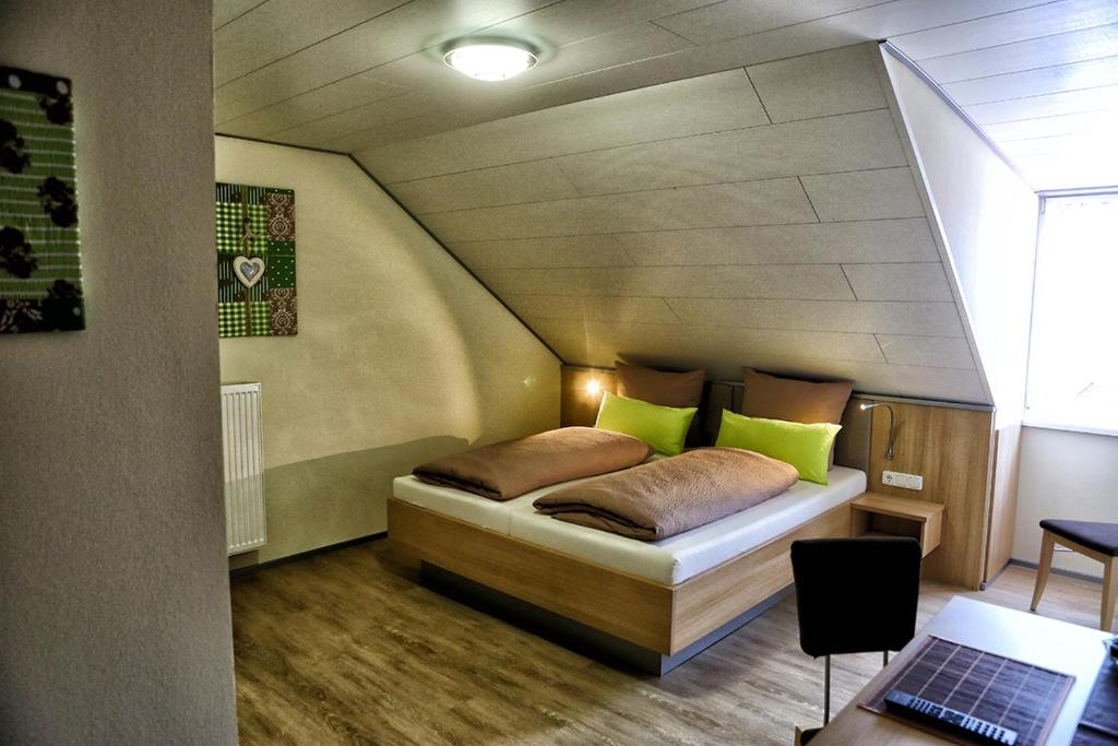 Postel nebo postele na pokoji v ubytování Landgasthof zum Hirschen