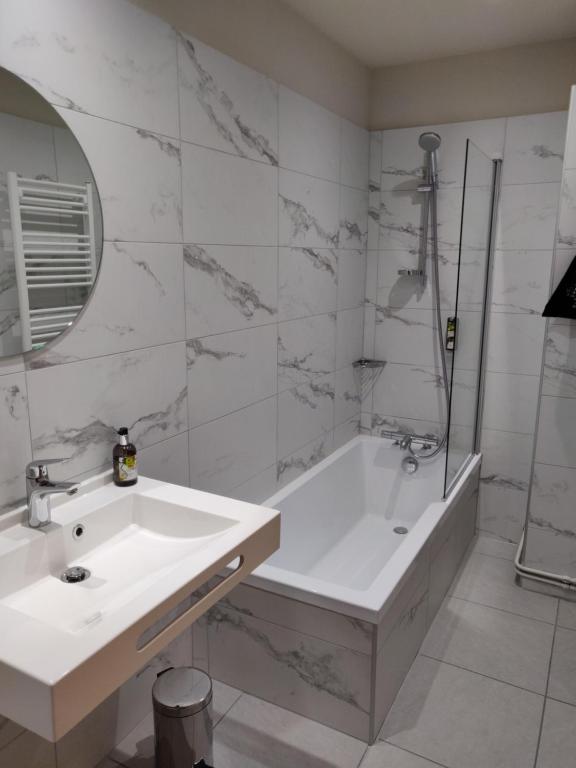 Koupelna v ubytování Cit'Hotel Logis De Brou, Bourg en Bresse