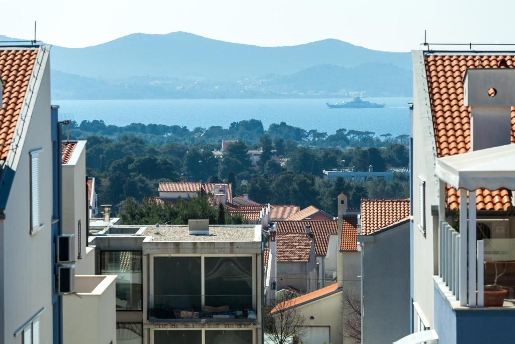 vistas a una ciudad con un barco en el agua en Deluxe Neli Apartments, en Zadar