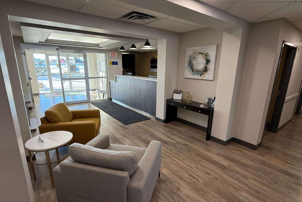 Posezení v ubytování Days Inn by Wyndham Stony Plain
