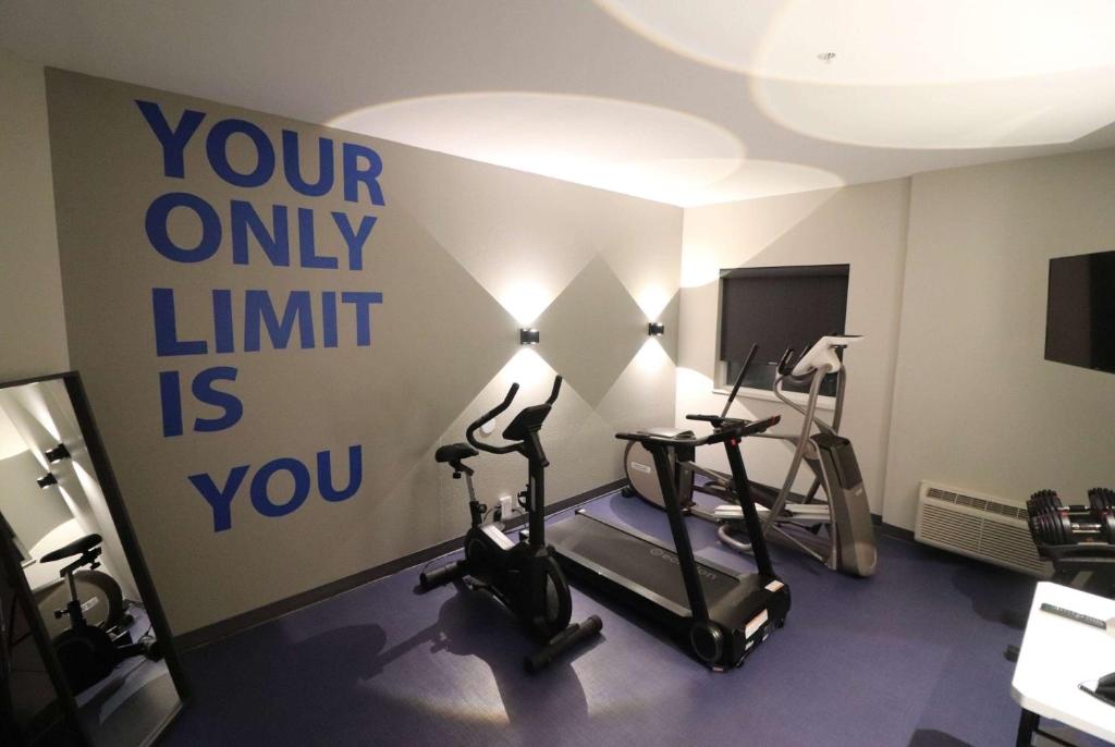 Fitness centrum a/nebo fitness zařízení v ubytování Days Inn by Wyndham Stony Plain