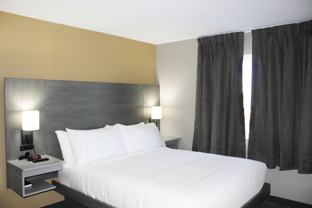 Postel nebo postele na pokoji v ubytování Days Inn by Wyndham Stony Plain