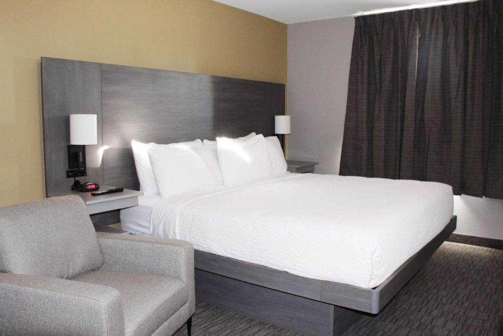 Postel nebo postele na pokoji v ubytování Days Inn by Wyndham Stony Plain