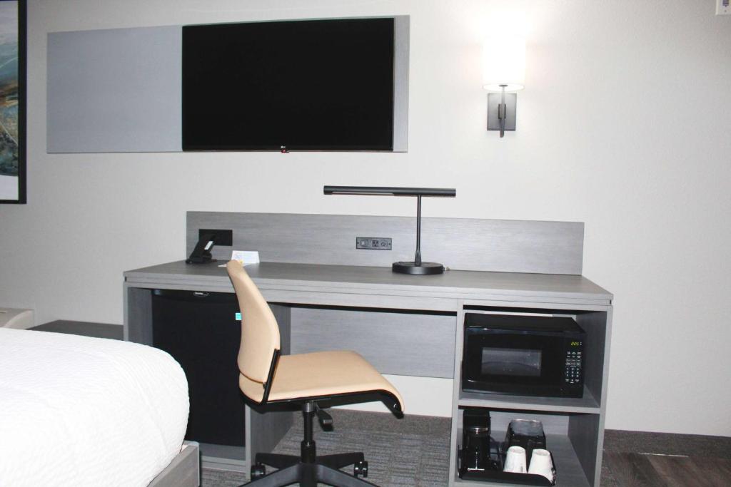 TV a/nebo společenská místnost v ubytování Days Inn by Wyndham Stony Plain